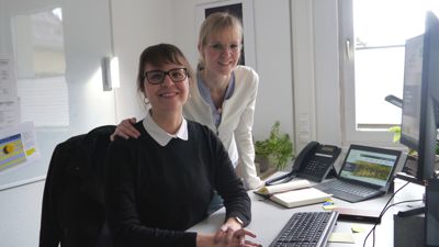 Zwei Hauptamtsleiterinnen: Sabine (helle Haare) Kimmich zu Besuch bei ihrer älteren Schwester Katharina (sitzend, dunkle Haare) im Büro in Kraichtal