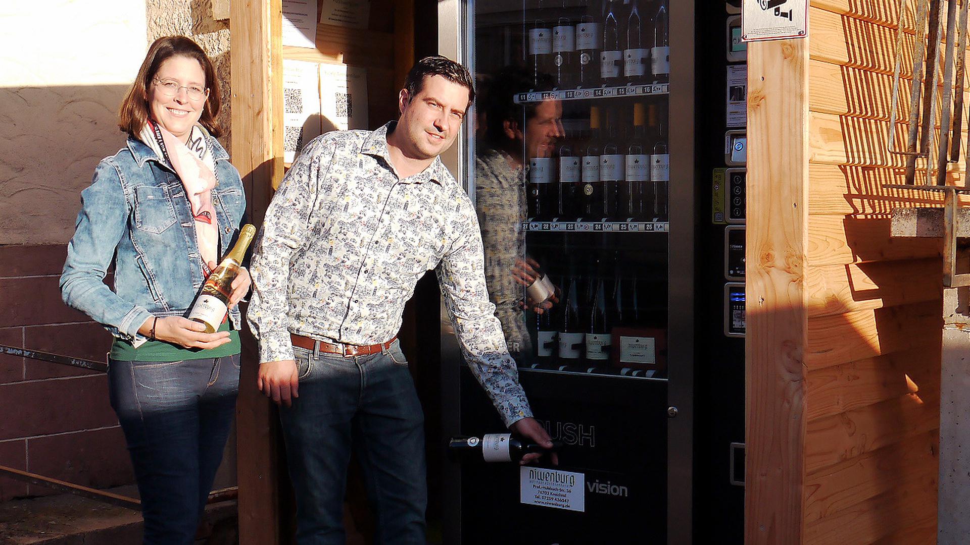 Dominik Zorn erklären wie der Weinautomat funktioniert