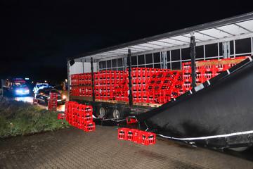 Im Industriegebiet von Kronau verlor dieser Lastwagen am Tag vor Heiligabend gut 100 Cola-Kisten.