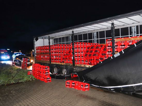 Im Industriegebiet von Kronau verlor dieser Lastwagen am Tag vor Heiligabend gut 100 Cola-Kisten.