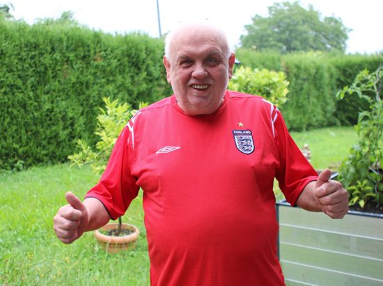 Daumen hoch: Der 67-jährige Englän-der Roland („Fred“) Pickering aus Kronau erhofft sich beim EM-Finale einen fußballerischen Leckerbissen.