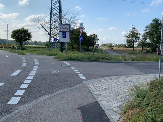 Kreuzung mit Schildern und einem Radweg