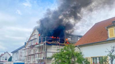Lichterloh in Flammen stand dieser Neubau in Kronau. Das Haus ist noch unbewohnt. Zwei Bauarbeiter wurden verletzt. 