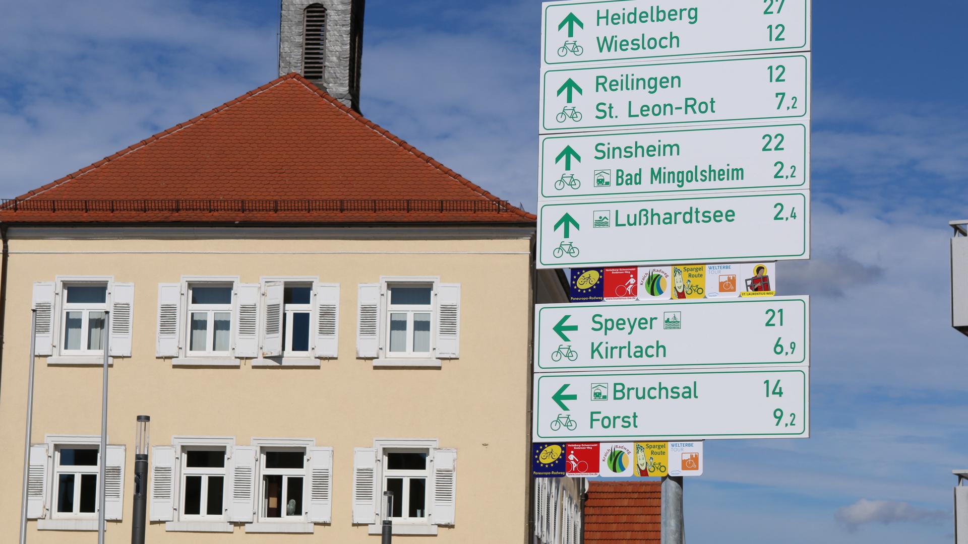 Mehrere Radwege treffen auf dem neu gestalteten Rathausplatz in der Kronauer Ortsmitte zusammen. Kronau wird somit zum Fahrrad-Drehkreuz.  