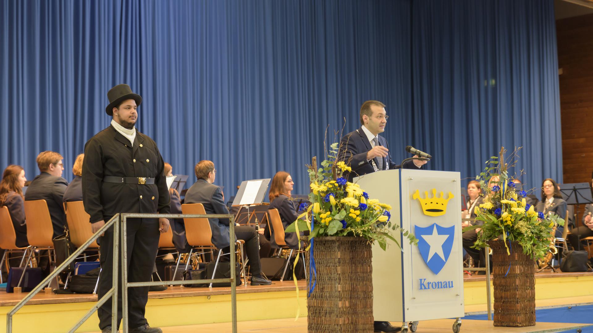Bürgermeister Frank Burkard (CDU) rechts beim Kronauer Neujahrsempfang im Jahr 2020