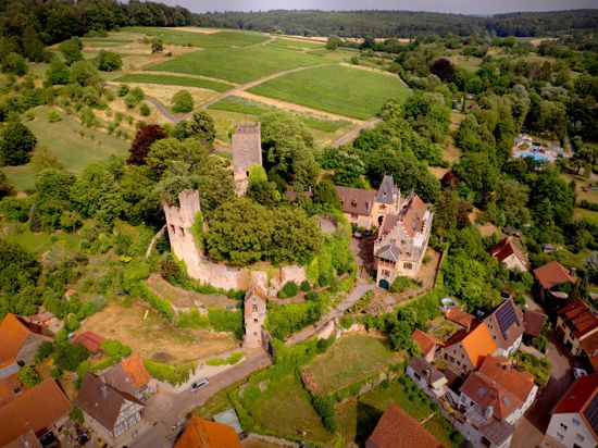 Aus der Vogelperspektive ist die Burg Obergrombach nur selten zu sehen. Der Bruchsaler Filmemacher Dirk Weiler hat die Burg in Szene gesetzt. 