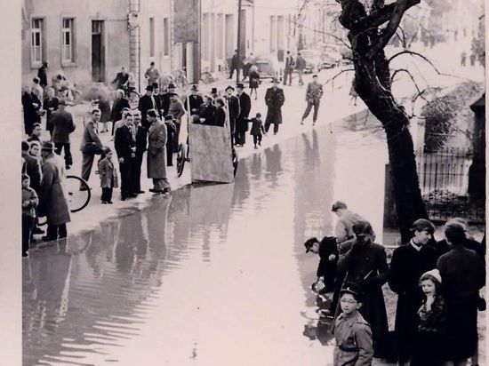 Altes schwarz-weiß Foto mit Menschen am Hochwasser.