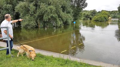 Land unter in Rheinhausen: Parkplatz und Kiosk beim Anleger der Rheinfähre sind überschwemmt.