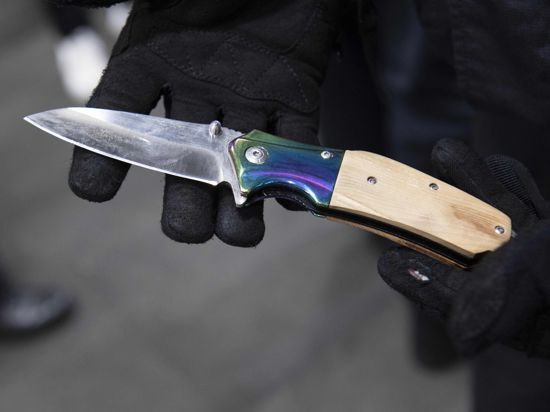 Ein Bundespolizist zeigt ein sichergestelltes Messer am Bahn hof Ostkreuz. Seit dem Abend überprüfen die Beamten auf den Bahnhöfen der Stadt die Einhaltung des Mitführverbotes von gefährlichen Gegenständen. +++ dpa-Bildfunk +++