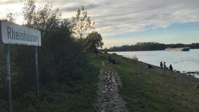 Rhein und Ufer mit Schild „Rheinhausen“
