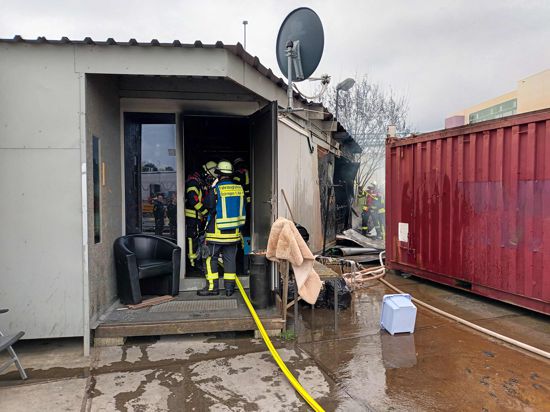 Einsatz für die Feuerwehr im Östringer Industriegebiet: Dort ging am Mittwochmittag ein Wohncontainer in Flammen auf. 
