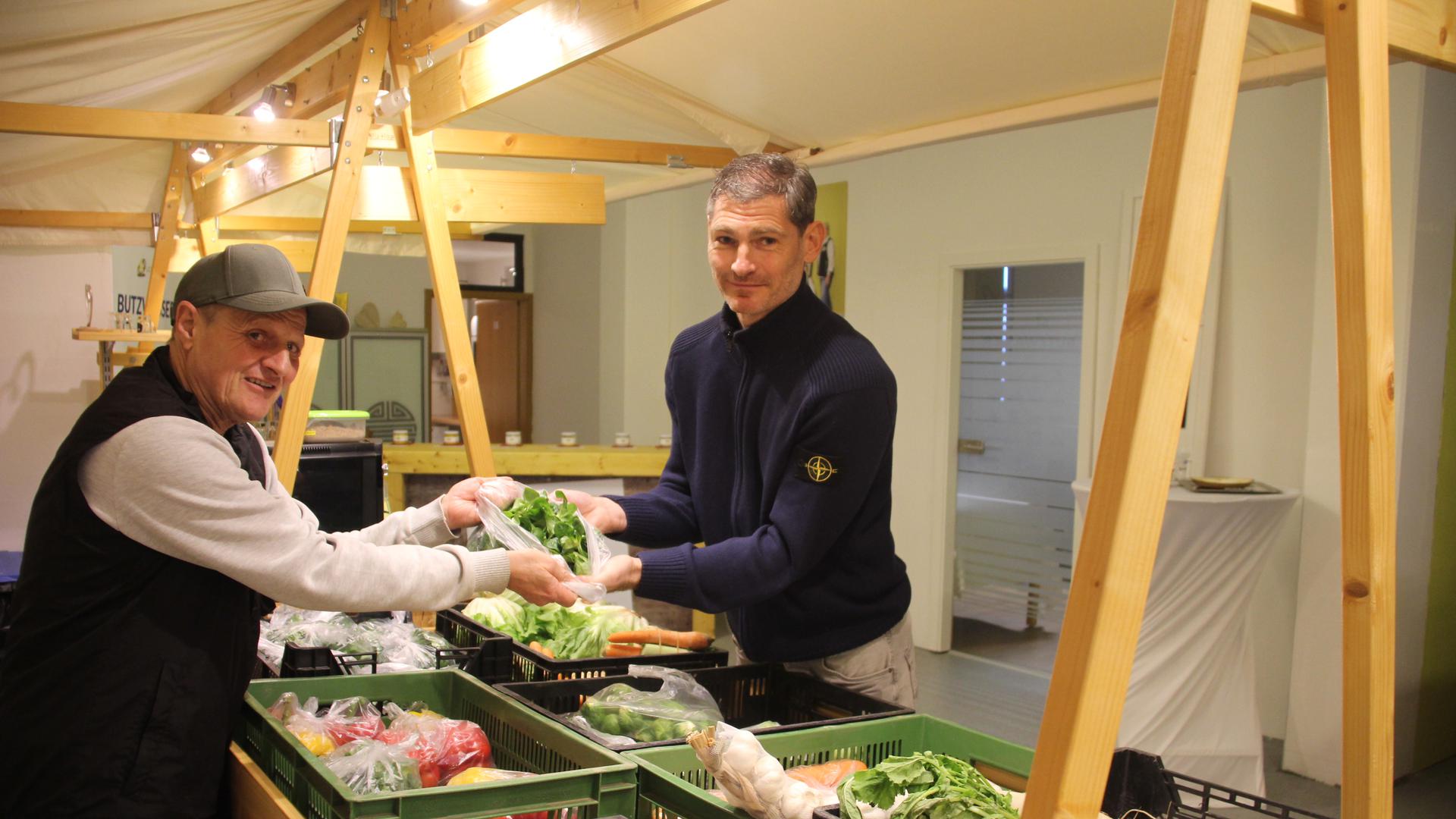Der ehemalige Profihandballer Henning Fritz (rechts) legt viel Wert auf saisonale und regionale Lebensmittel, deshalb kauft er zum Beispiel Feldsalat beim Ubstadt-Weiherer „Kartoffelmann“ Martin Obermayer (links)