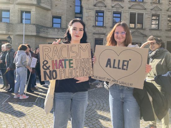 Laura Klos (links) und Paulina Kliegel aus Odenheim stehen mit Plakaten auf dem Östringer Kirchberg.
