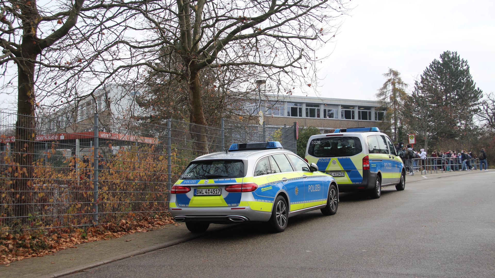 Großeinsatz an der Östringer Thomas-Morus-Realschule: Nach einer Messerattacke riegelte die Polizei das Gelände ab. 
