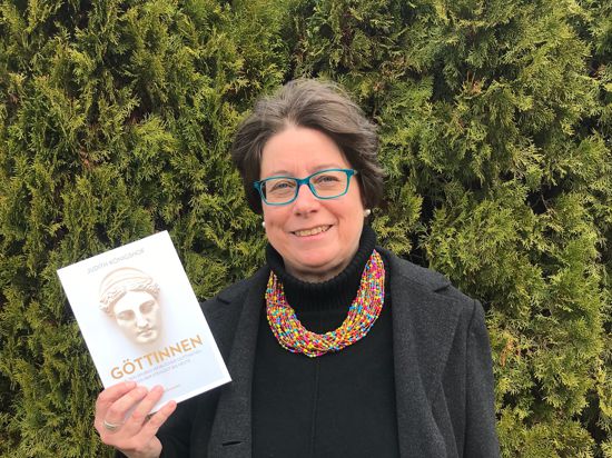 Judith Königshof will mit ihrem Sachbuch „Göttinnen. Auf den Spuren weiblicher Gottheiten von der Steinzeit bis heute“ auf eine lange feministische Religionsgeschichte hinweisen