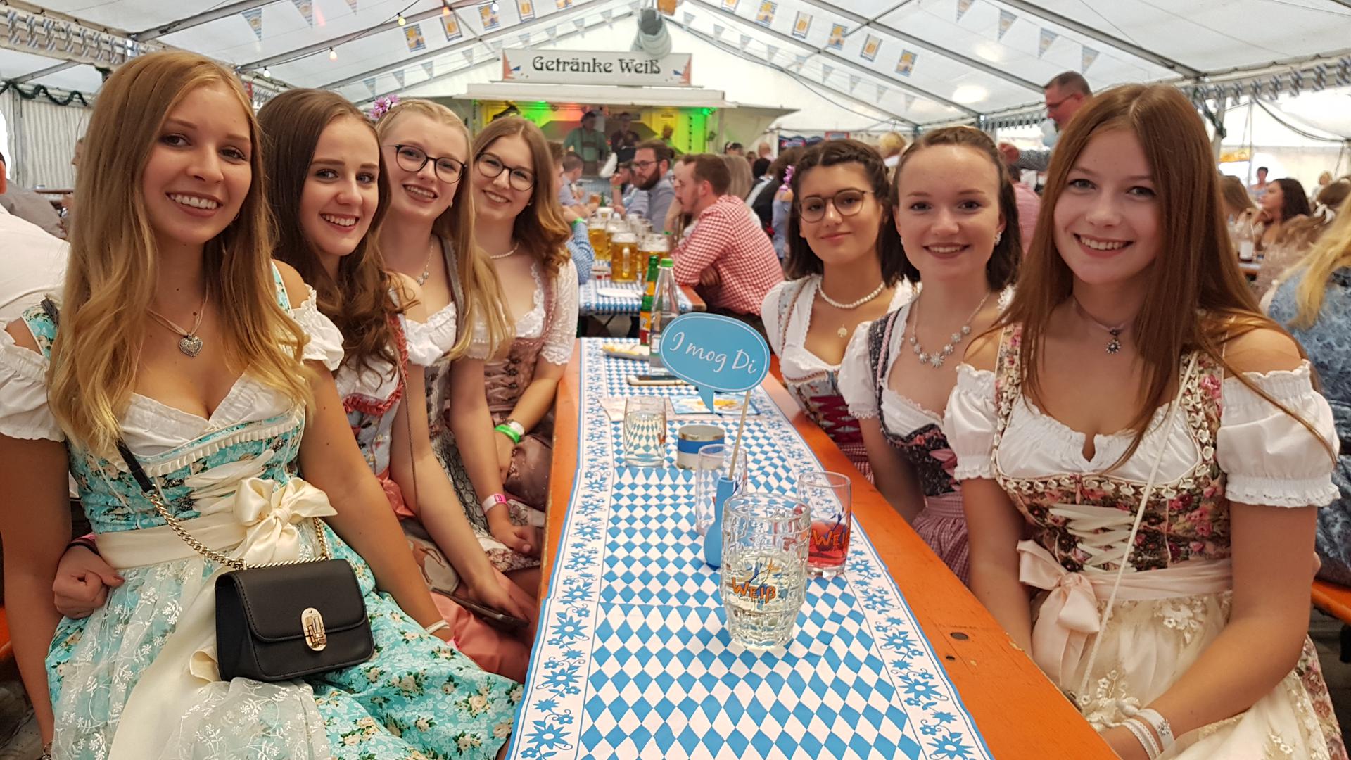 Beim Oktoberfest des FC Flehingen 2019 trugen bereits viele junge Frauen Trachten. 