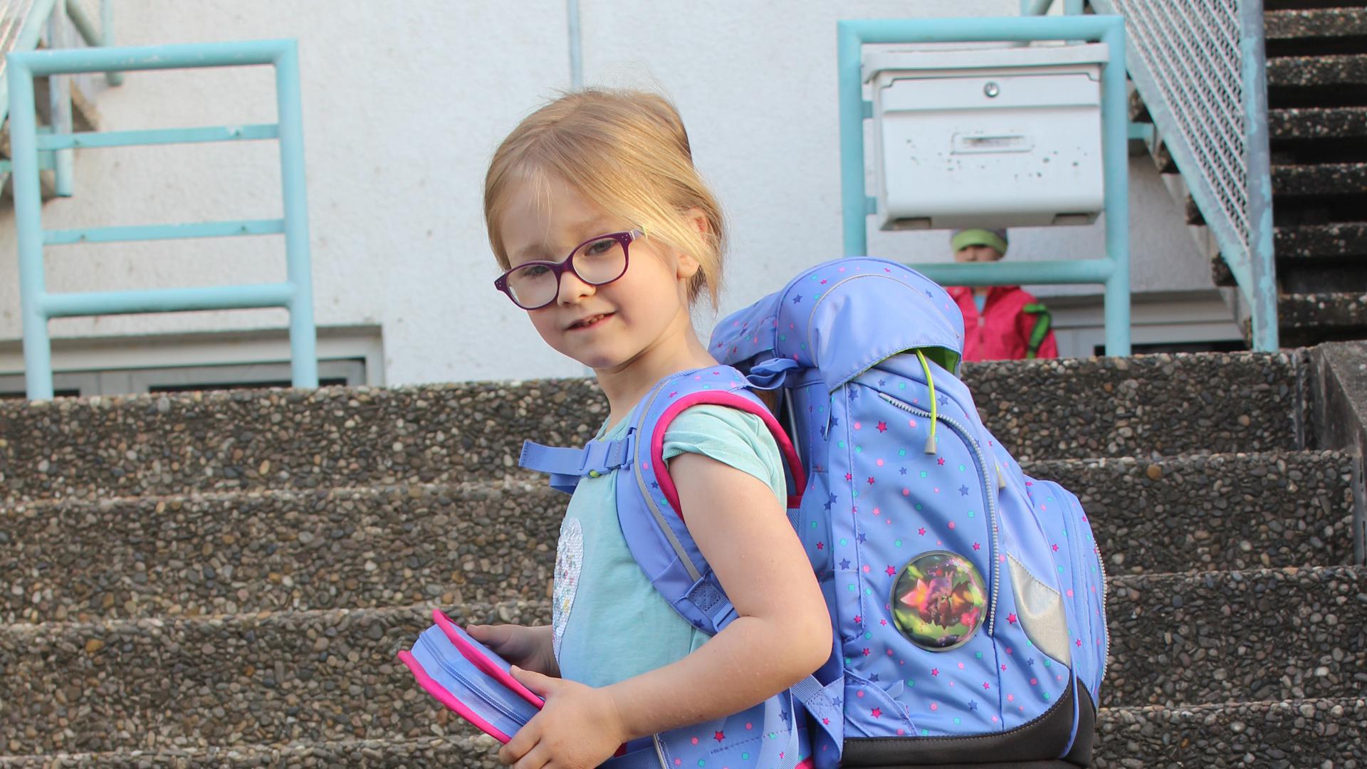 Mila mit ihrer Ausstattung für den ersten Schultag