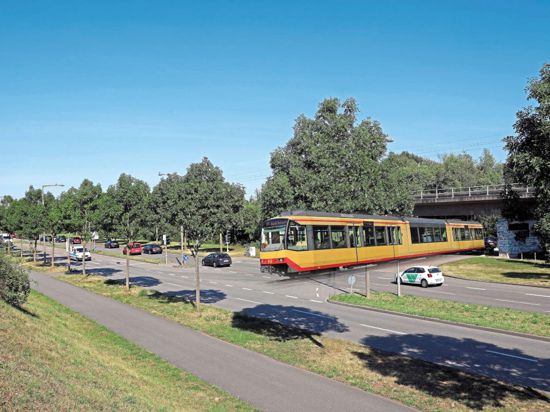 Unter den DB-Gleisen hindurch geradewegs über den viel befahrenen Ostring hinweg – wie es diese BNN-Collage zeigt – soll die S31/32 voraussichtlich ab 2024 in die Karlsruher Innenstadt fahren.