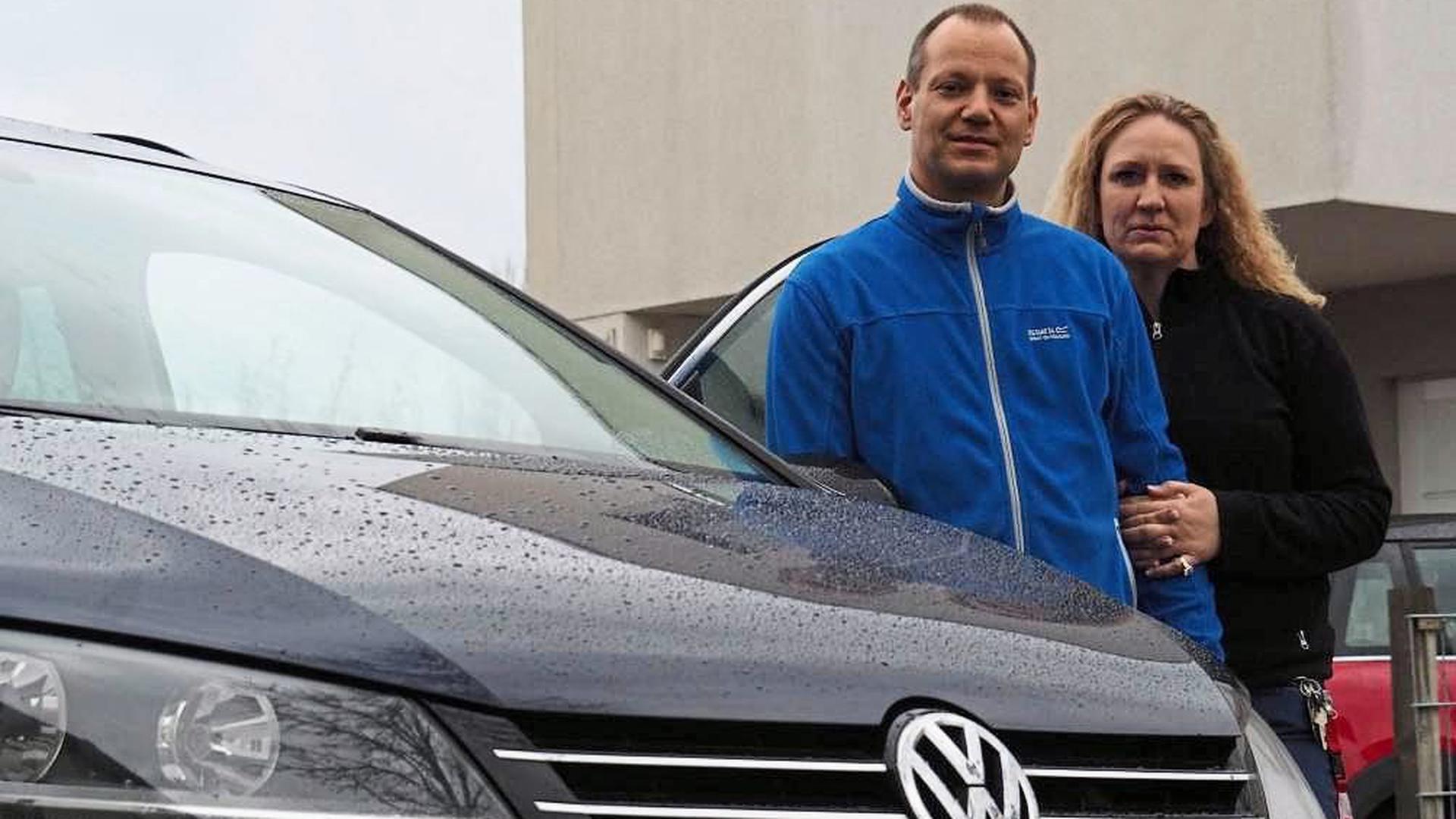 Jochen und Kirsten Schwertheim ärgern sich über den Autokonzern aus Wolfsburg. Eine Entscheidung ist für den 25. März angekündigt.