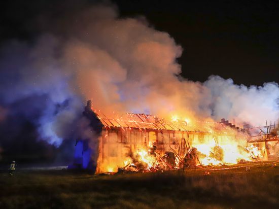 Scheune am Mittelhof in Philippsburg in Brand