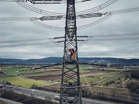 Diese Bauarbeiten bleiben nicht verborgen. Beim Ausbau der Ultranet-Leitung bis Philippsburg werden neue, stärkere Stromleitungen verlegt. Die Seile kommen auch mittels Hubschrauber an Ort und Stelle. 