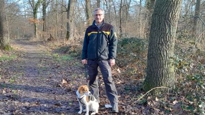 „Fast alle Kollegen haben einen Hund.“ Forstrevierleiter Hautz wird bei seiner Arbeit von Hündin Paula begleitet.