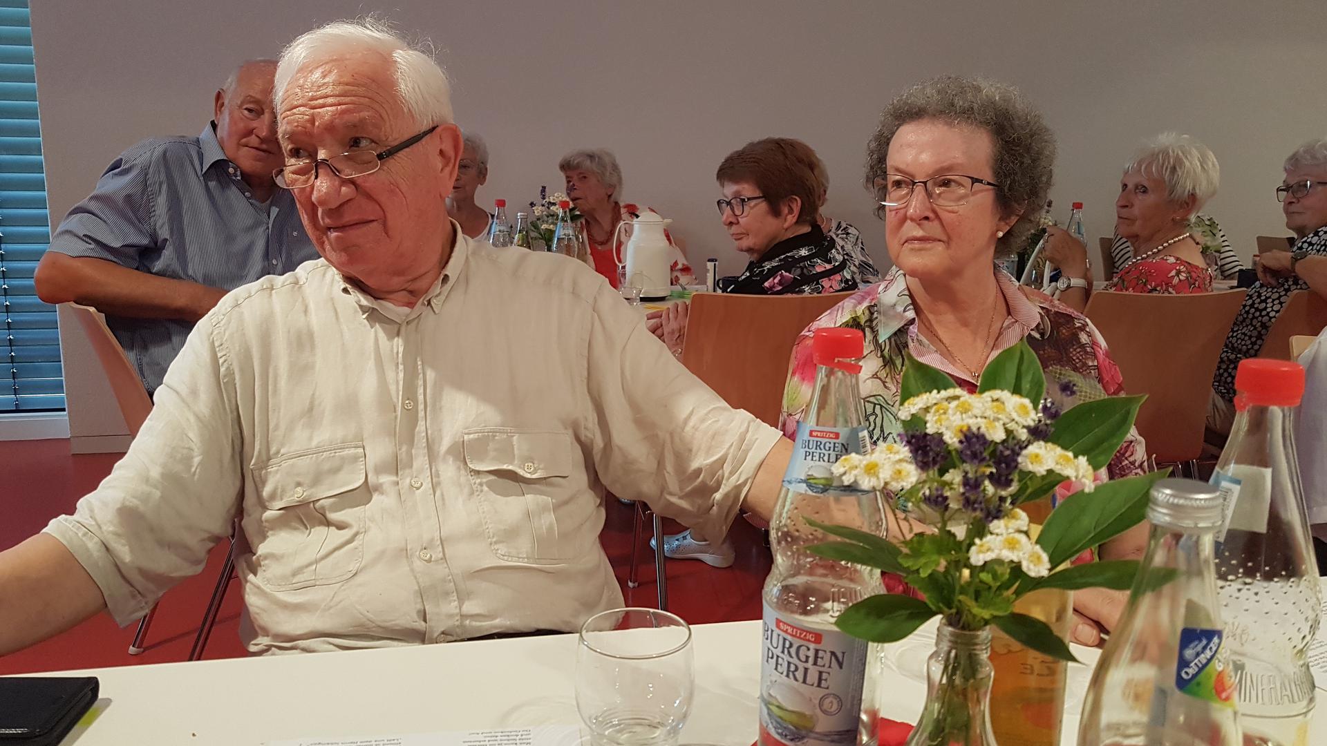 Beim Jubiläum des Altenwerks Philippsburg erzählte Fritz Dürrschnabel (hier mit Frau) seinen Tischnachbarn seine Schnaken-Erlebnisse.
