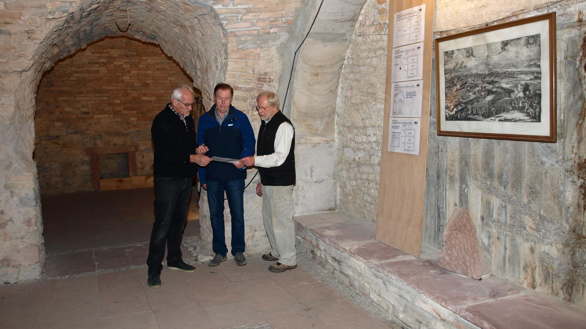 Förderverein Festungskasematten kümmert sich um 300 Jahre alten „Keller unter dem Wall“ . Vorstandsmitglieder Wolfgang Bretschneider, Heinz Herberger und  Bruno Brogle (von links)