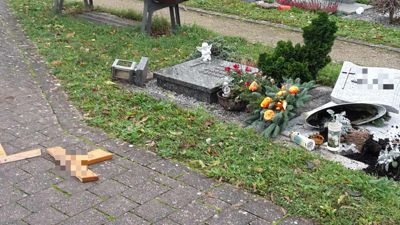 Zerstörte Kreuze, zerdepperte Vasen: Auf dem Friedhof in Philippsburg haben Vandalen ihr Unwesen getrieben. Die Tat passiert wohl in der Nacht zum Donnerstag. 