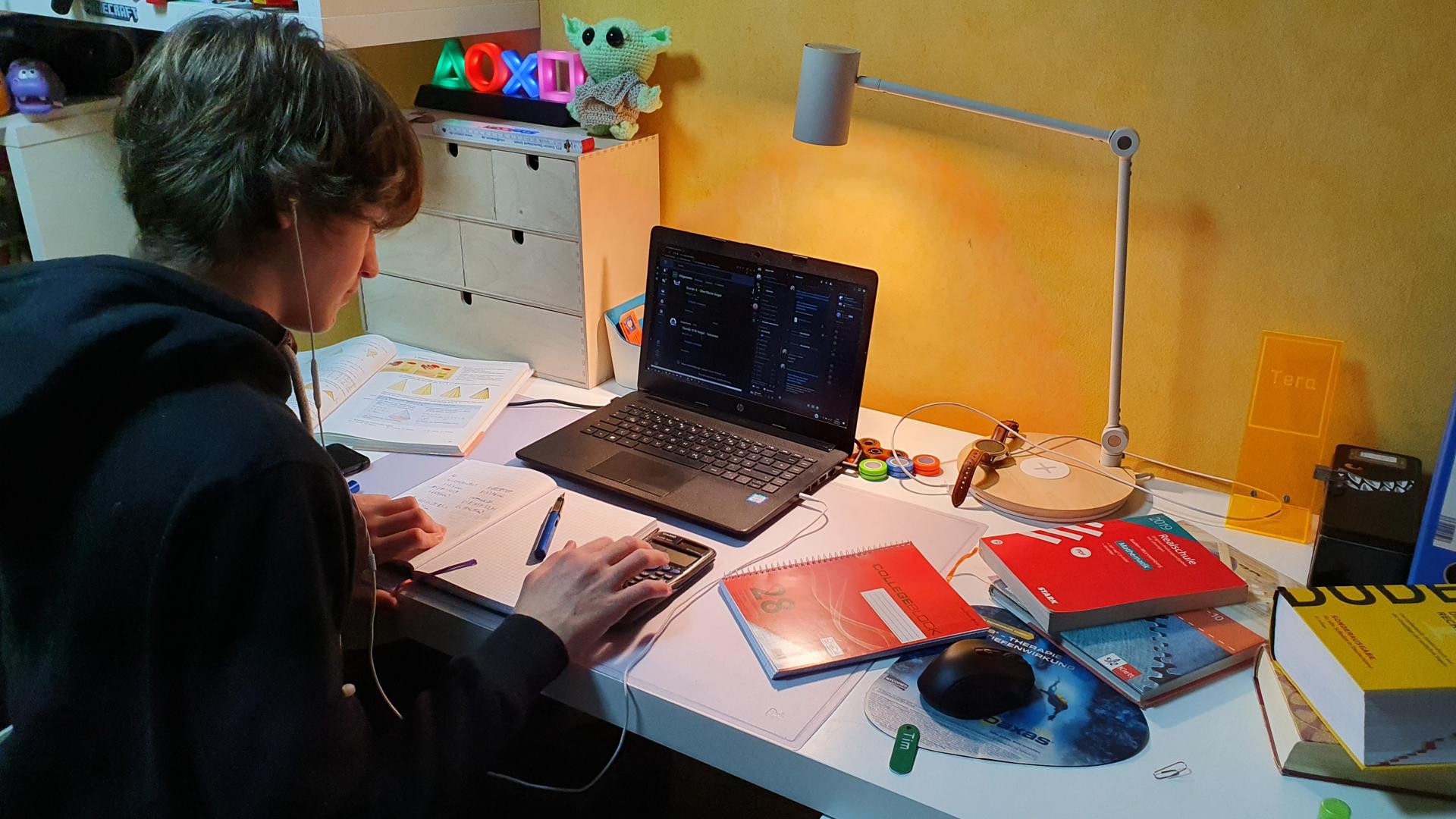 Junge an Schreibtisch und Computer