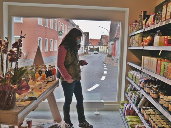 Eine Frau kauft in einem Geschäft ein, dem Bürgerhaus Löwen in Rheinsheim.