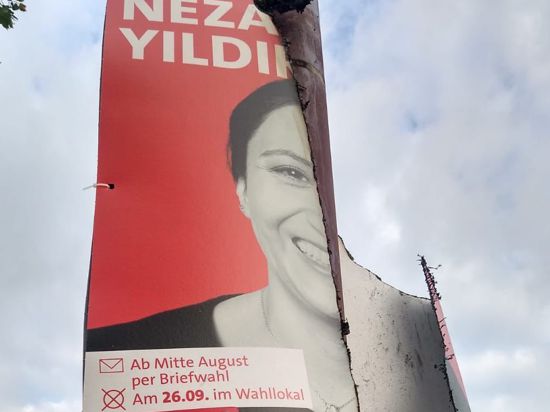 Ebenfalls angekokelt: Ein Wahlplakat der SPD-Bundestagskandidatin für den Wahlkreis Bruchsal-Schwetzingen, Neza Yildirim. 