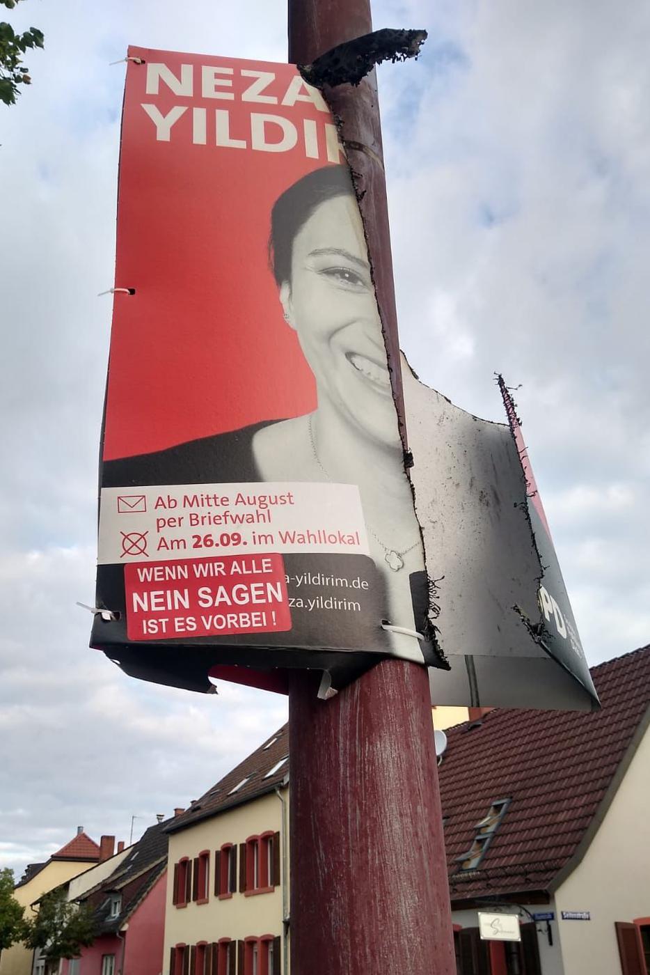 Ebenfalls angekokelt: Ein Wahlplakat der SPD-Bundestagskandidatin für den Wahlkreis Bruchsal-Schwetzingen, Neza Yildirim. 