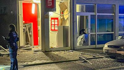 Die Polizei sichert Spuren, nachdem in Philippsburg ein Geldautomat gesprengt worden ist.