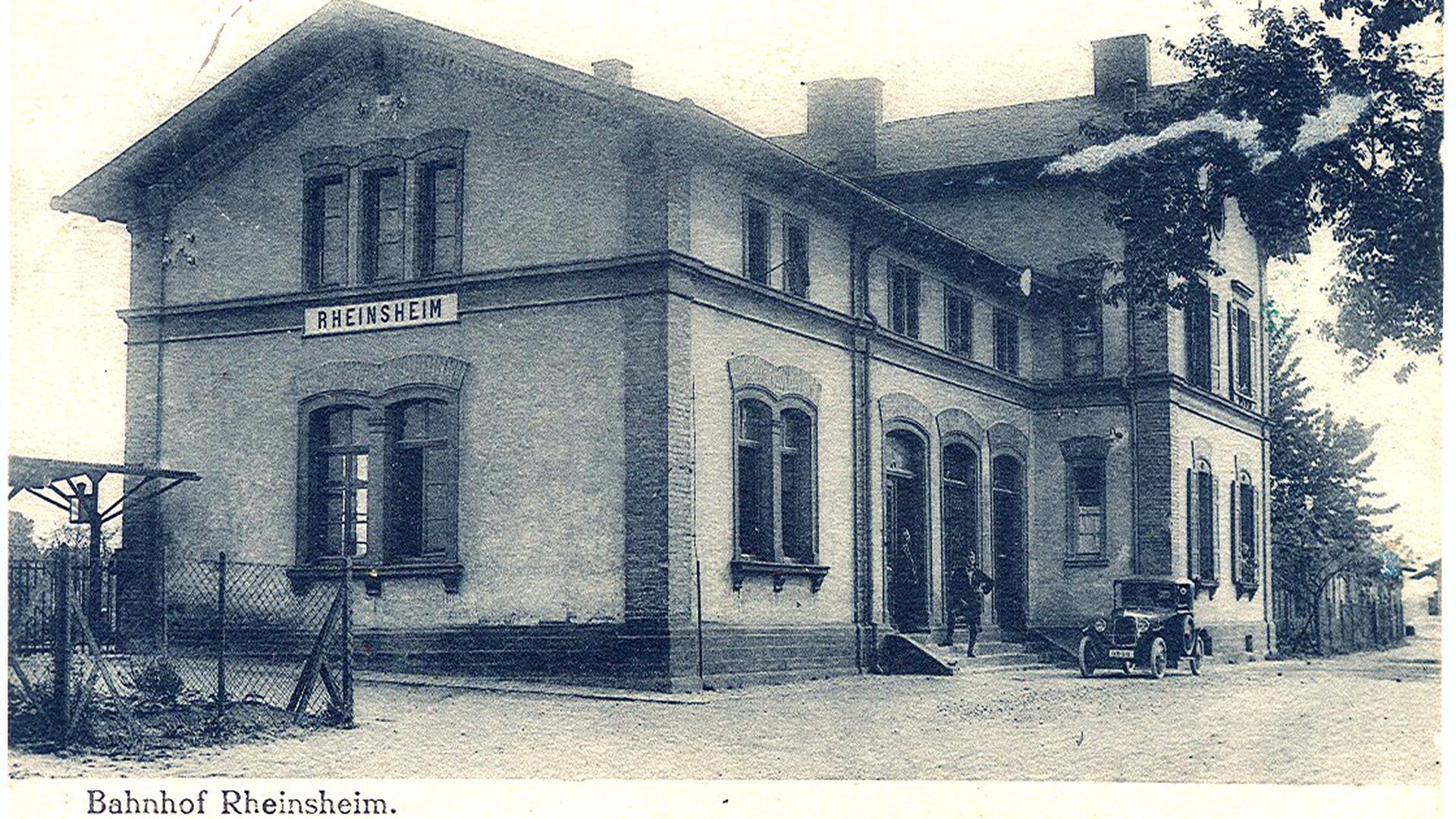 Schwarz-weiß-Bild des Rheinsheimer Bahnhofs
