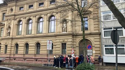 Solch einen Andrang hat es noch selten am Landgericht in Karlsruhe gegeben. Zum vierten Prozesstag des Mordprozesses kamen wieder so viele Zuschauer, dass das Gericht entschied, den Einlass strenger zu regulieren. 