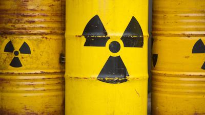 Gelbe Tonnen, auf denen das Zeichen für Radioaktivität zu sehen ist.