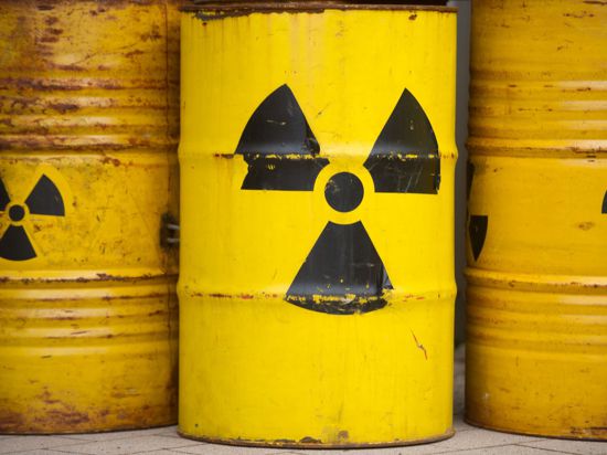 Gelbe Tonnen, auf denen das Zeichen für Radioaktivität zu sehen ist.