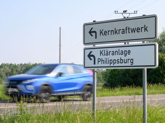 Ein Auto fährt an einem Hinweisschild mit der Aufschrift „Kernkraftwerk“ vorbei.