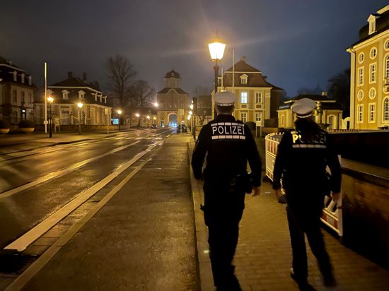 Zwei Polizeibeamte abends zu Fuß unterwegs in Bruchsal