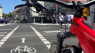 Neue Spuren: Radler können neuerdings hier bequemer die Bundesstraße überqueren. Das macht den Radverkehr in der Stadt sicherer. 