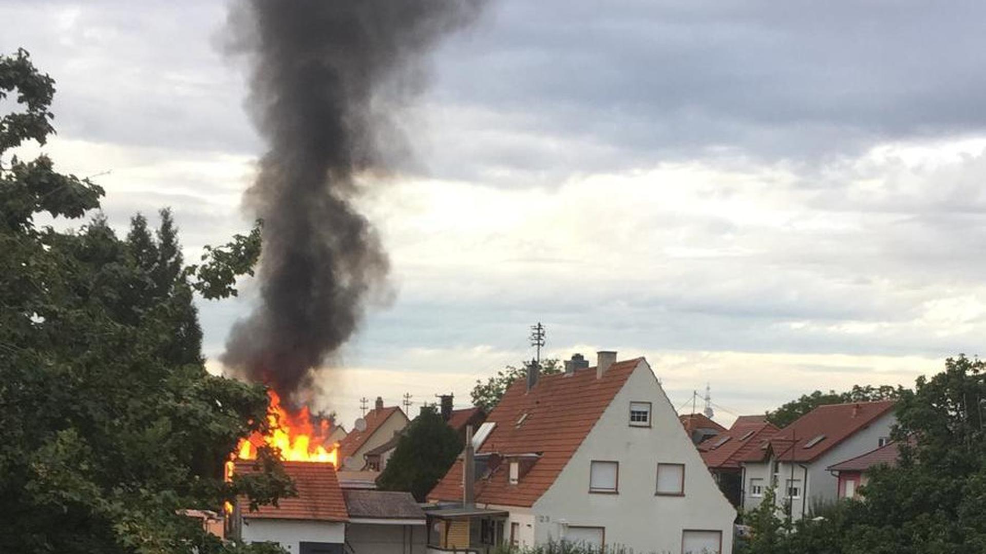 Flammen über Philippsburg bei einem Scheunenbrand