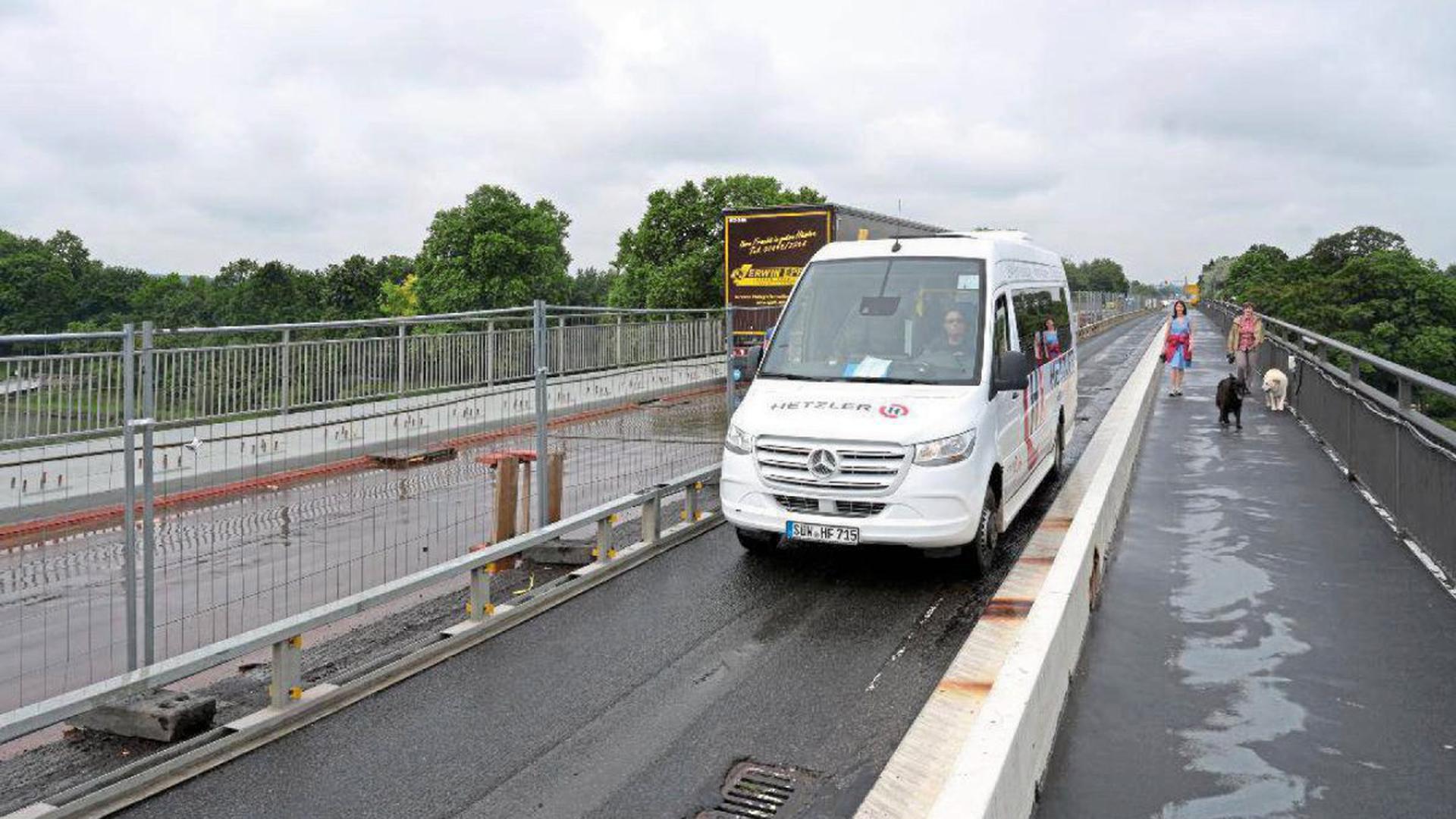 Kleiner Grenzverkehr: Auf der Salierbrücke bei Speyer dürfen wegen Sanierungsarbeiten nur Shuttlebusse, Rettungsfahrzeuge und Fußgänger unterwegs sein. Nach derzeitigem Stand soll voraussichtlich bis Frühjahr 2022 gebaut werden.
