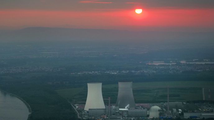 Der letzte Sonnenaufgang über den Kühltuermen des Kernkraftwerks Philippsburg vor der Sprengung.