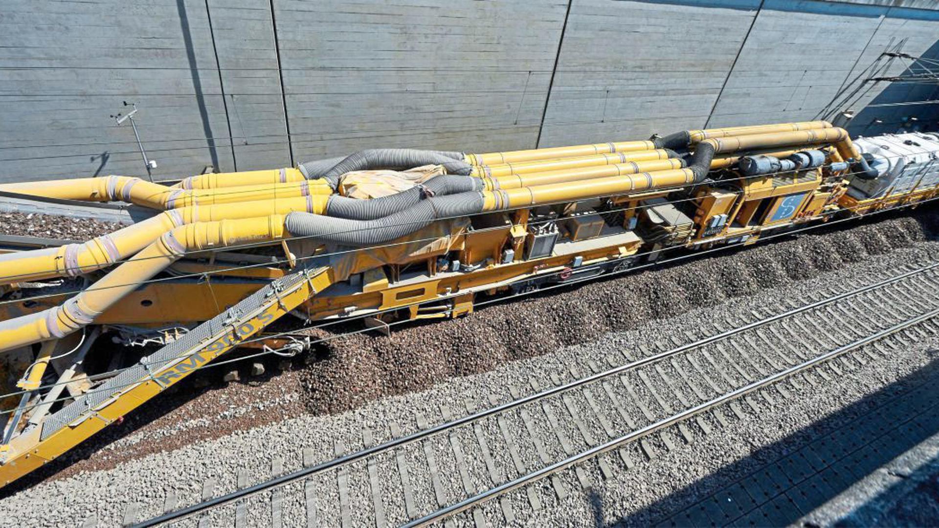 Tonnenweise Schotter: Bei der Renovierung der Schnellfahrstrecke zwischen Mannheim und Stuttgart bereitet die Gleisbaumaschine auf einer Strecke von 99 Kilometern 240.000 Tonnen Steine auf, 200.000 Tonnen werden neu ins Gleisbett gelegt.