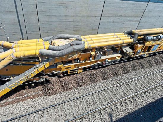 Tonnenweise Schotter: Bei der Renovierung der Schnellfahrstrecke zwischen Mannheim und Stuttgart bereitet die Gleisbaumaschine auf einer Strecke von 99 Kilometern 240.000 Tonnen Steine auf, 200.000 Tonnen werden neu ins Gleisbett gelegt.