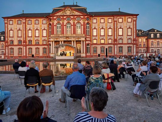 Schloss Bruchsal von Gartenseite mit Zuschauern einer Veranstaltung
