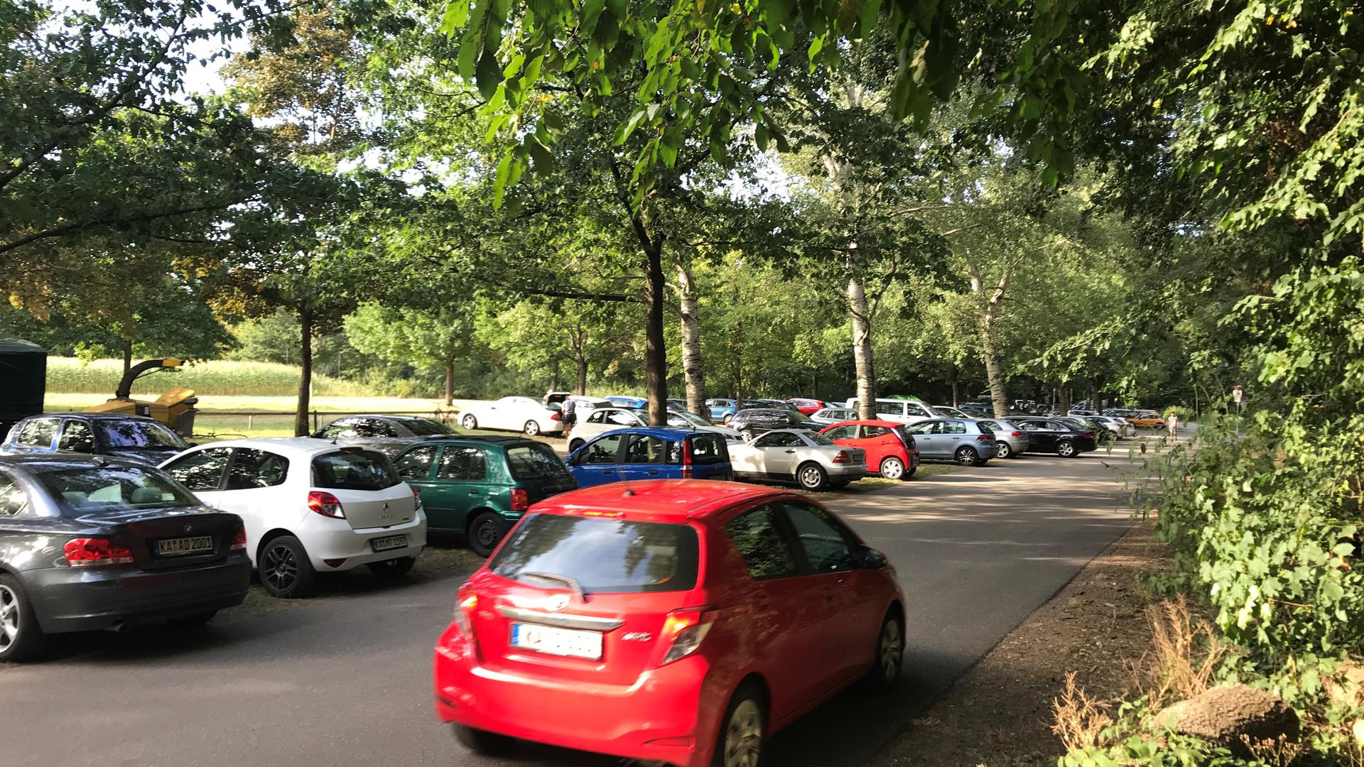 Die Parkplätze am Untergrombacher Baggersee: An den Wochenende herrscht hier oft das Chaos. Nun will die Stadt die Parkmöglichkeiten einschränken und stärker kontrollieren. 