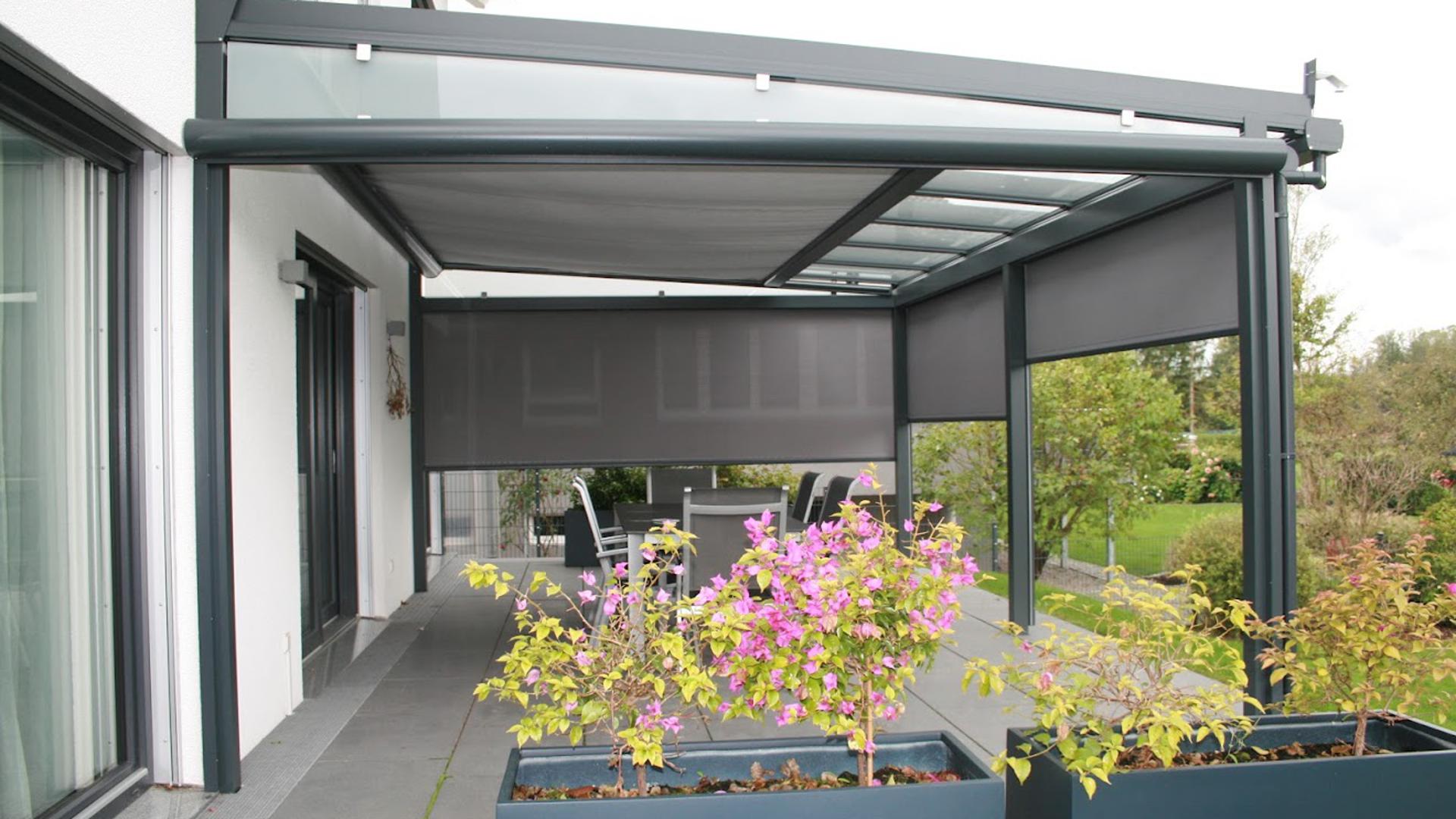 MC Building bietet passend zu den Dächern einen Sonnen-, Sicht- und Windschutz. 