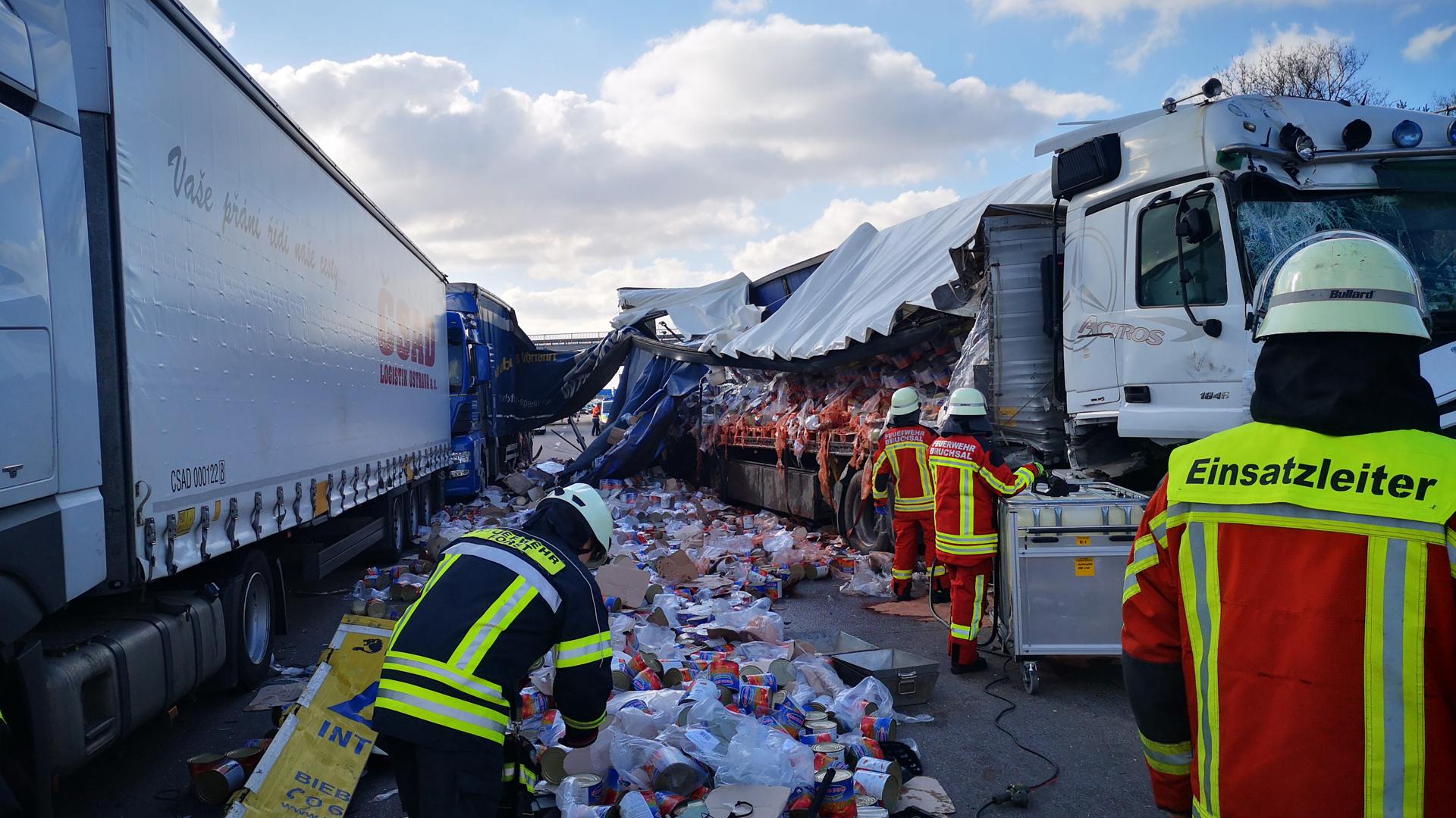Nach einem Unfall mit drei Lastwagen bei Forst (Kreis Karlsruhe) haben sich rund zwölf Tonnen Dosentomaten auf der Autobahn 5 verteilt.